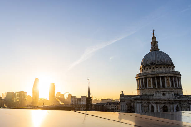 собор святого павла в лондоне в вечернем небе. - st pauls cathedral travel destinations reflection london england стоковые фото и изображения