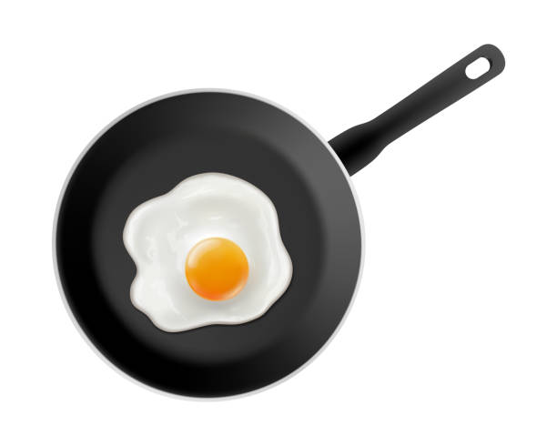 illustrazioni stock, clip art, cartoni animati e icone di tendenza di gustose uova di gallina fritte su padella isolate su sfondo bianco. uova strapazzate in una padella antiaderente nera illustrazione vettoriale 3d realistica - frying pan fried fried chicken fried egg