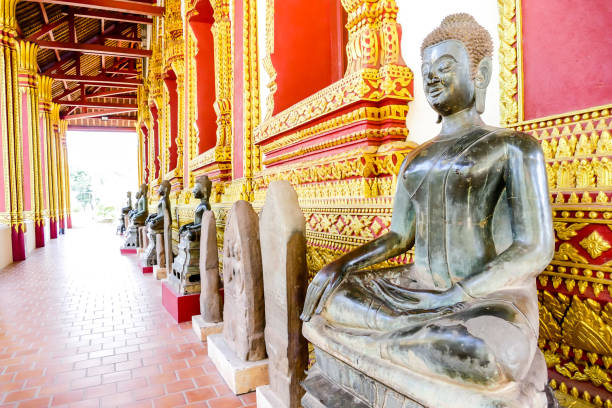 estatua de buda en el templo tailandés en tailandia, foto digital como fondo, tomada en el templo de sisaket laos, asia, tomada en el templo de sisaket, luang prabang, laos, asia - laos luang phabang thailand religion fotografías e imágenes de stock