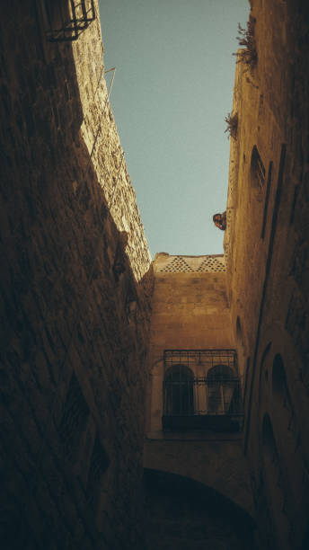 beco e o céu em hebron - muro da cisjordânia fotos - fotografias e filmes do acervo