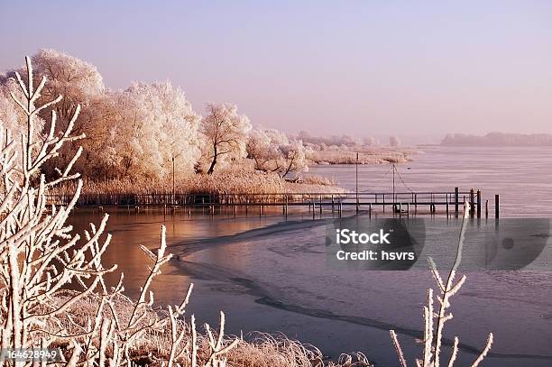 Zimowy Krajobraz Z Jeziorem - zdjęcia stockowe i więcej obrazów Bez ludzi - Bez ludzi, Brandenburgia, Brzeg rzeki