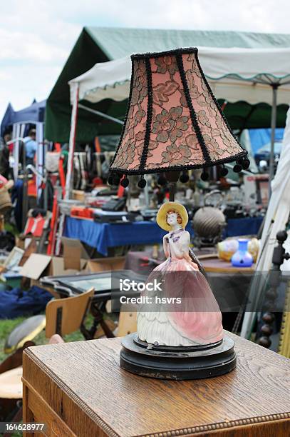 Photo libre de droit de Lampe Avec Femme En Porcelaine Au Placard Au Marché Aux Puces banque d'images et plus d'images libres de droit de Affaires