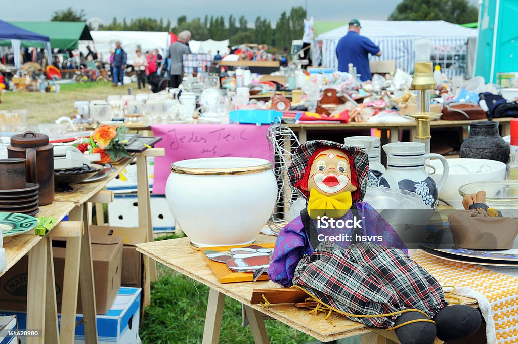 Mercato delle pulci con tabelle di clown Marionetta e stoviglie - Foto stock royalty-free di Giocattolo