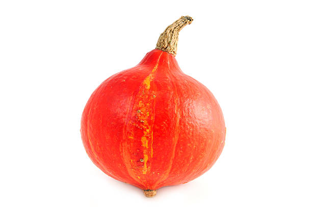 hokkaido calabaza roja sobre fondo blanco - kurbis fotografías e imágenes de stock