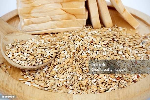 Photo libre de droit de Raw Riz Avec Du Pain Sur Plateau En Bois banque d'images et plus d'images libres de droit de Aliment - Aliment, Blé, Blé complet