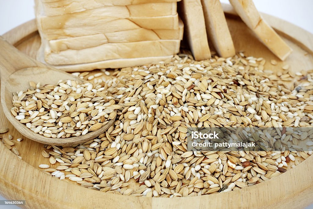 Сырой рис с Хлеб на Деревянный поднос - Стоковые фото Без людей роялти-фри