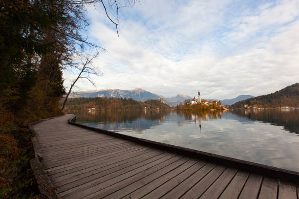봄 시즌의 블리드 호수 반사와 줄리안 알프스 사진, radovljica bled, 슬로베니아 - julian alps mountain lake reflection 뉴스 사진 이미지