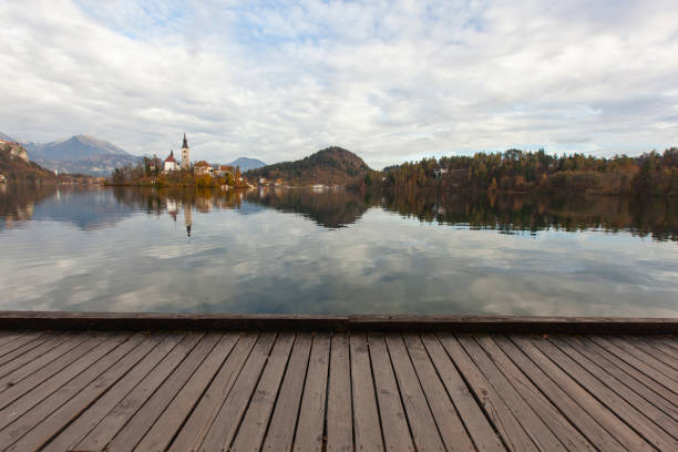 spiegelungen des bleder sees und der julischen alpen in der frühlingssaison foto, radovljica bled, slowenien - julian alps mountain lake reflection stock-fotos und bilder