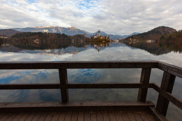 봄 시즌의 블레드 호수 반사, radovljica 블레드, 슬로베니아 - julian alps mountain lake reflection 뉴스 사진 이미지
