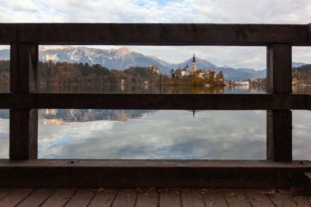 봄 시즌의 블레드 호수 반사, radovljica 블레드, 슬로베니아 - julian alps mountain lake reflection 뉴스 사진 이미지