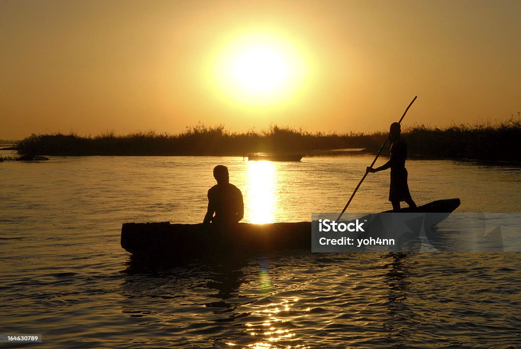 Dos hombres en pirogue en África - Foto de stock de Níger - África Del Oeste libre de derechos