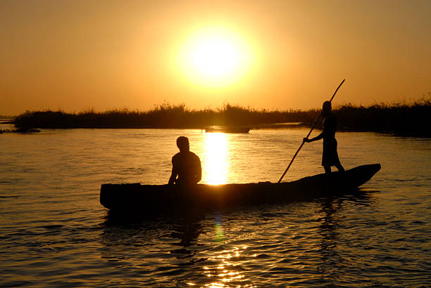 dois homens em pirogue em áfrica - niger river imagens e fotografias de stock