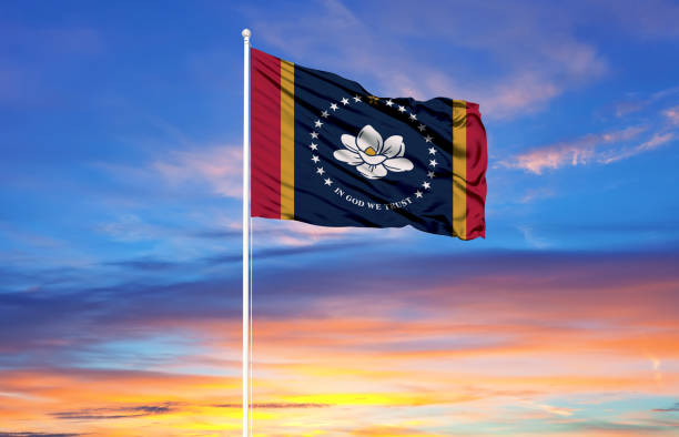 bandera de mississippi en astas y cielo azul. concepto patriótico sobre el estado. - magnolia southern usa white flower fotografías e imágenes de stock