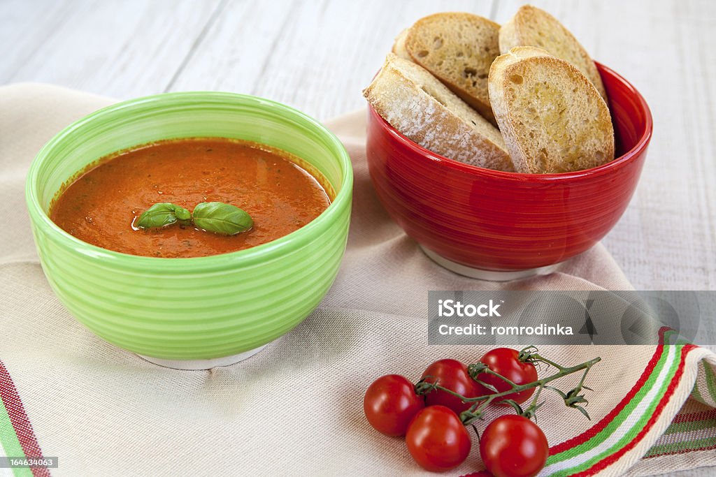 Panna fresca Zuppa di pomodori con aglio e pomodori biologici - Foto stock royalty-free di Alimentazione sana