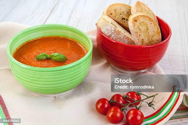 Panna Fresca Zuppa Di Pomodori Con Aglio E Pomodori Biologici - Fotografie stock e altre immagini di Alimentazione sana