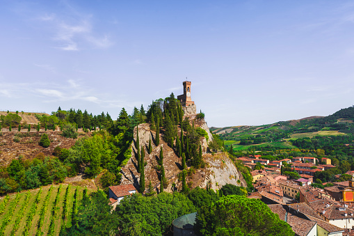 Torre del reloj Brisighella en el acantilado. Emilia Romagna, Italia. photo