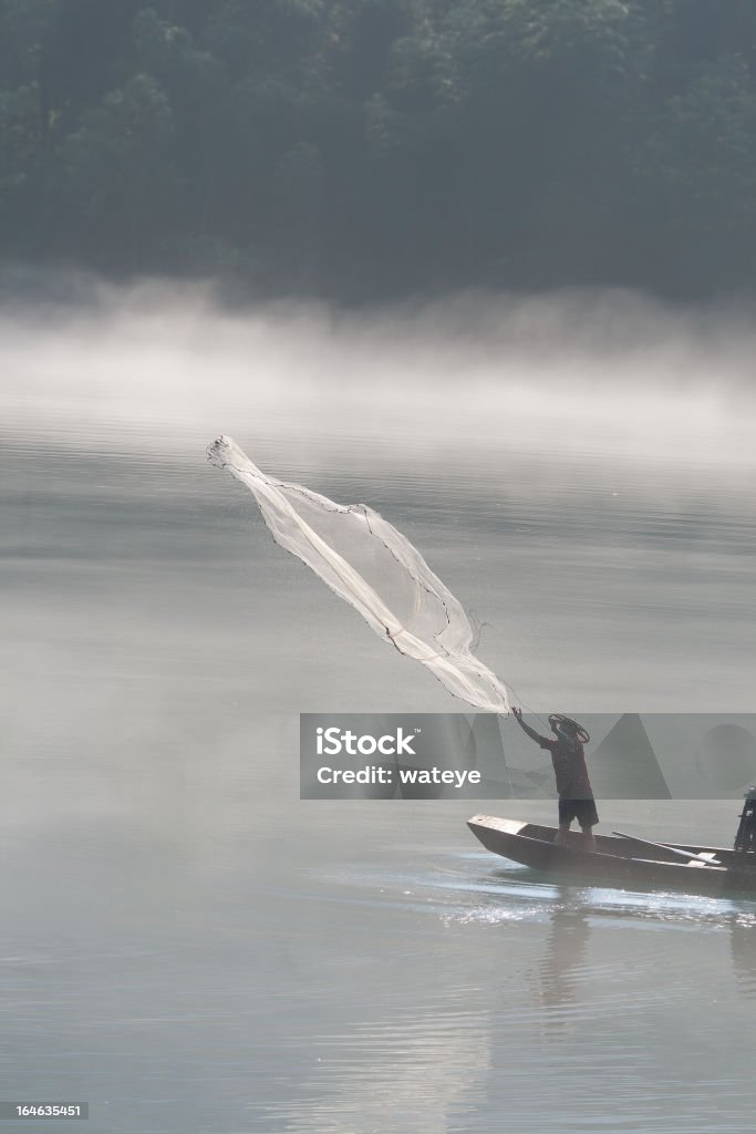 Fischer casting Netz auf den Fluss - Lizenzfrei Aktivitäten und Sport Stock-Foto