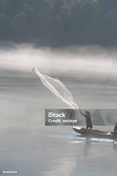 Pescatore Pesca Netto Sul Fiume - Fotografie stock e altre immagini di Acqua - Acqua, Adulto, Afferrare