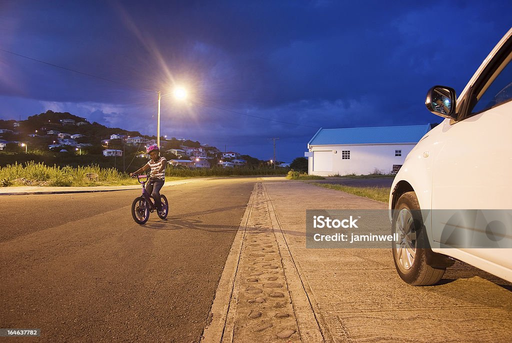Kinder Reiten Fahrrad in Vorstadtlage bei Sonnenuntergang - Lizenzfrei Amerikanisches Kleinstadtleben Stock-Foto