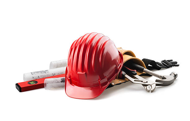 isolierte roter schutzhelm mit tools auf weiß - adjustable wrench wrench isolated work tool stock-fotos und bilder