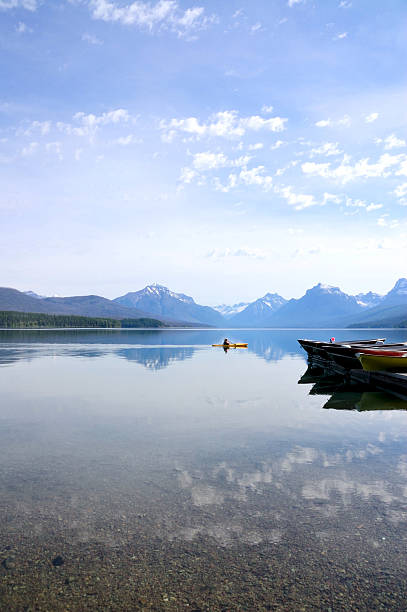 lago mcdonald muelle - fisherman mcdonald lake us glacier national park lake fotografías e imágenes de stock