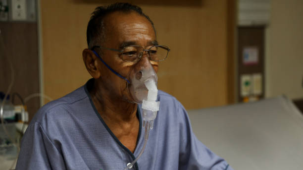 Sick senior man inhalation therapy by the mask of inhaler. Man has asthma and need nebulizations. Patient Man use inhalation with Nebulizer mask at hospital. The Senior are spraying bronchodilators . terapia de inhalación del hombre mayor enfermo por la máscara del inhalador. el hombre tiene asma y necesita nebulizaciones. el paciente man usa la inhalación con la máscara nebulizadora en el hospital. los senior están rociando broncodilatadores.