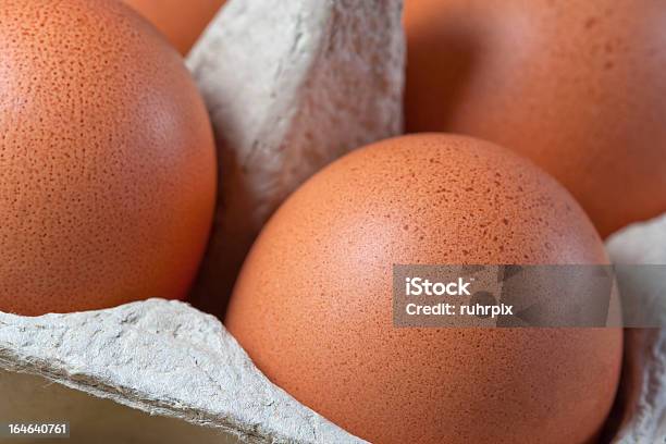 Foto de Caixa De Ovos Com Ovos Frescos Brown e mais fotos de stock de Aberto - Aberto, Abrindo, Bege