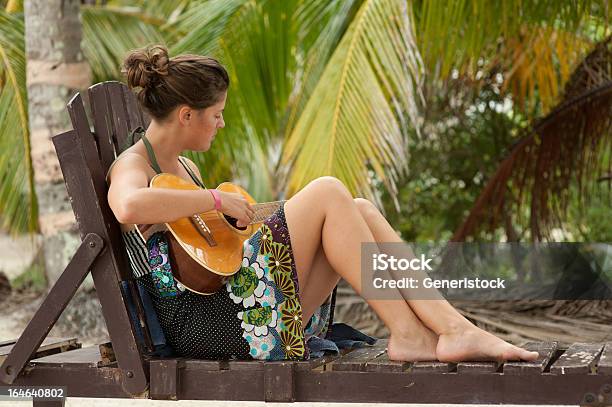 Guitar Urlaub Stockfoto und mehr Bilder von Entspannung - Entspannung, Erwachsene Person, Farbbild