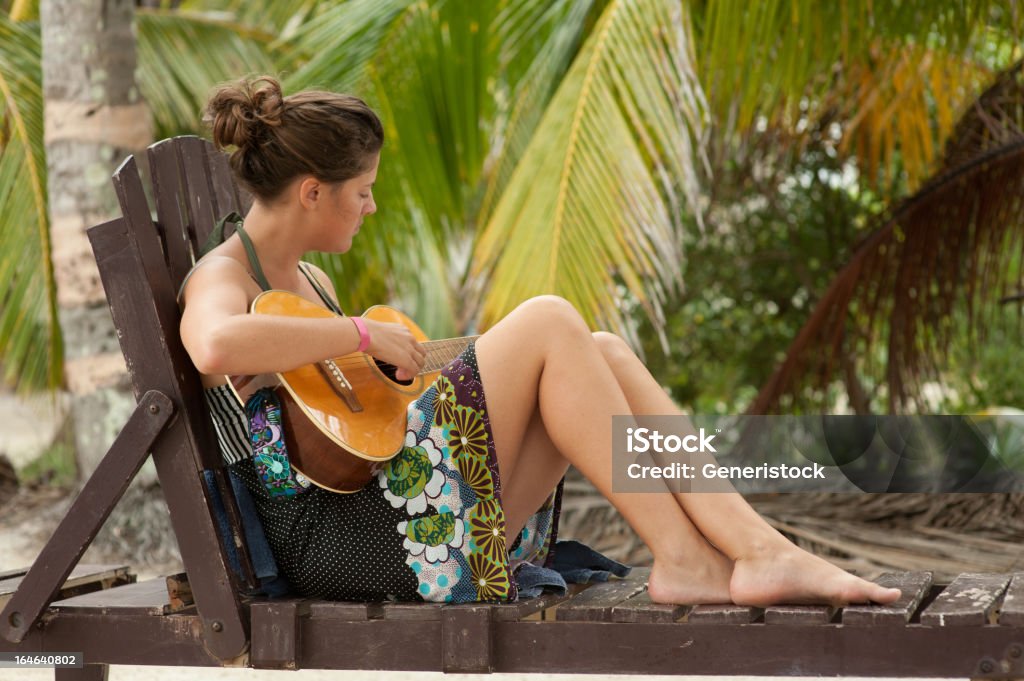 Guitarra de férias - Foto de stock de Adulto royalty-free