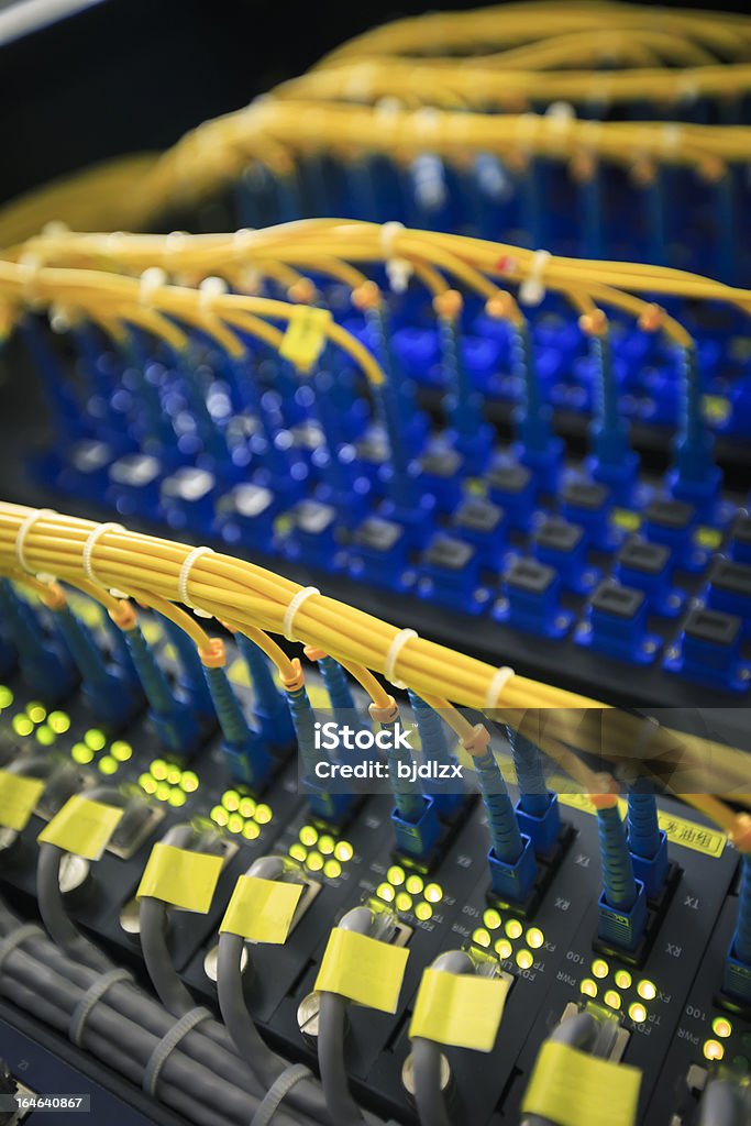 cables de red y servidores - Foto de stock de Fibra óptica libre de derechos