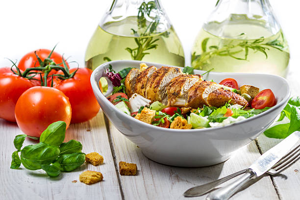 salada de frango, tomate, azeite e plantas aromáticas frescas - grilled chicken chicken herb thin imagens e fotografias de stock