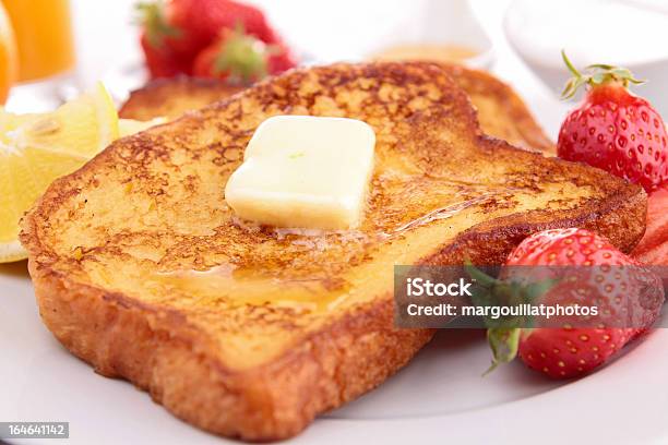 Photo libre de droit de Pain Perdu Aux Fruits Frais banque d'images et plus d'images libres de droit de Pain perdu - Pain perdu, Beurre, Brioche