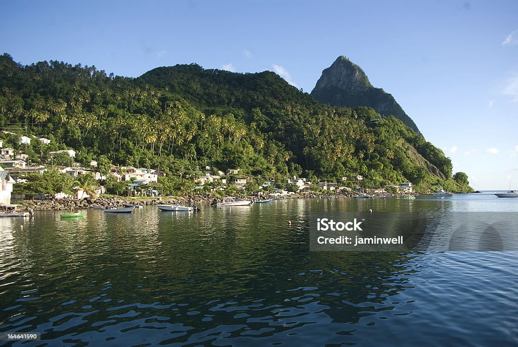 soufriere cidade com pitons com vista para a tranquilidade do mar - Foto de stock de Aldeia royalty-free