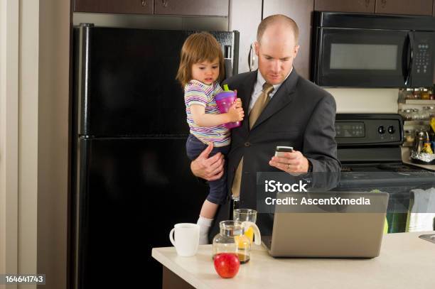 A Partire Dal Giorno - Fotografie stock e altre immagini di Famiglia - Famiglia, Tempo - Concetto, 12-17 mesi