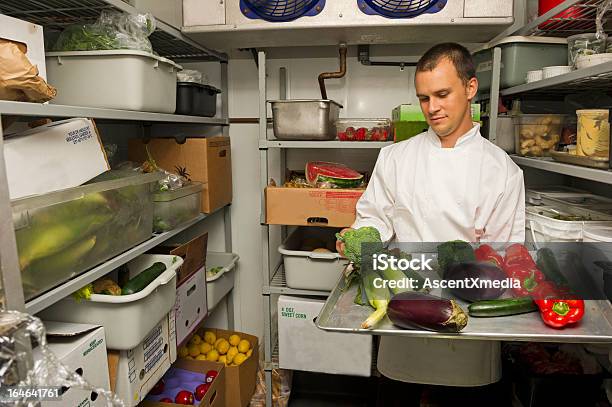 Chef Profissional - Fotografias de stock e mais imagens de Frigorífico - Frigorífico, Restaurante, Chefe de Cozinha
