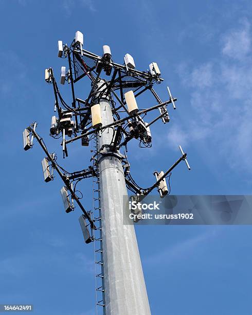 Teléfono Celular De La Torre De Comunicaciones Sobre Cielo Azul Foto de stock y más banco de imágenes de Acero