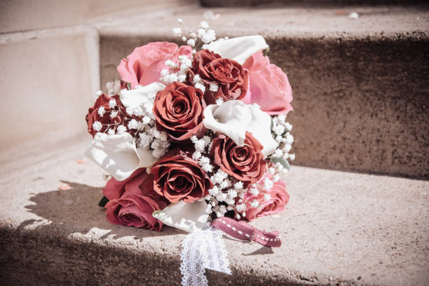 bukiet ślubny z czerwonymi, różowymi i białymi różami i białymi kalami - callas zdjęcia i obrazy z banku zdjęć