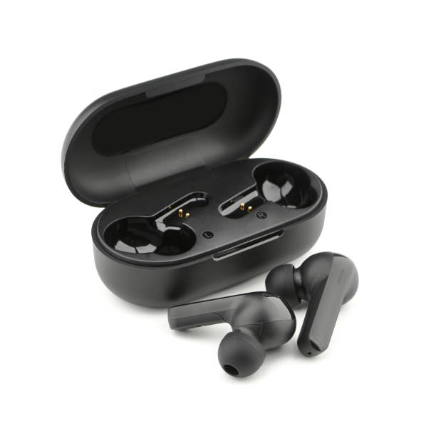 headphone in-ear. earphone nirkabel hitam di telinga dengan wadah pengisi daya. earbud atau earphone nirkabel dengan latar belakang putih. - headphone in ear nirkabel foto potret stok, foto, & gambar bebas royalti
