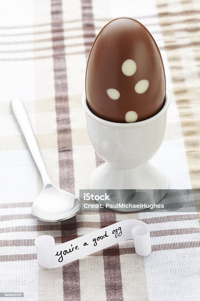 チョコレートイースター卵とスプーン、メッセージ - ゆで卵立てのロイヤリティフリーストックフォト