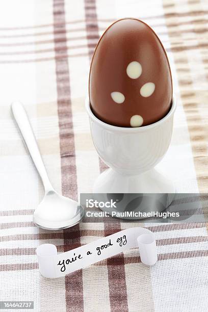 Foto de Ovos De Páscoa De Chocolate E Colher Com Mensagem e mais fotos de stock de Abril - Abril, Colher - Faqueiro, Comida