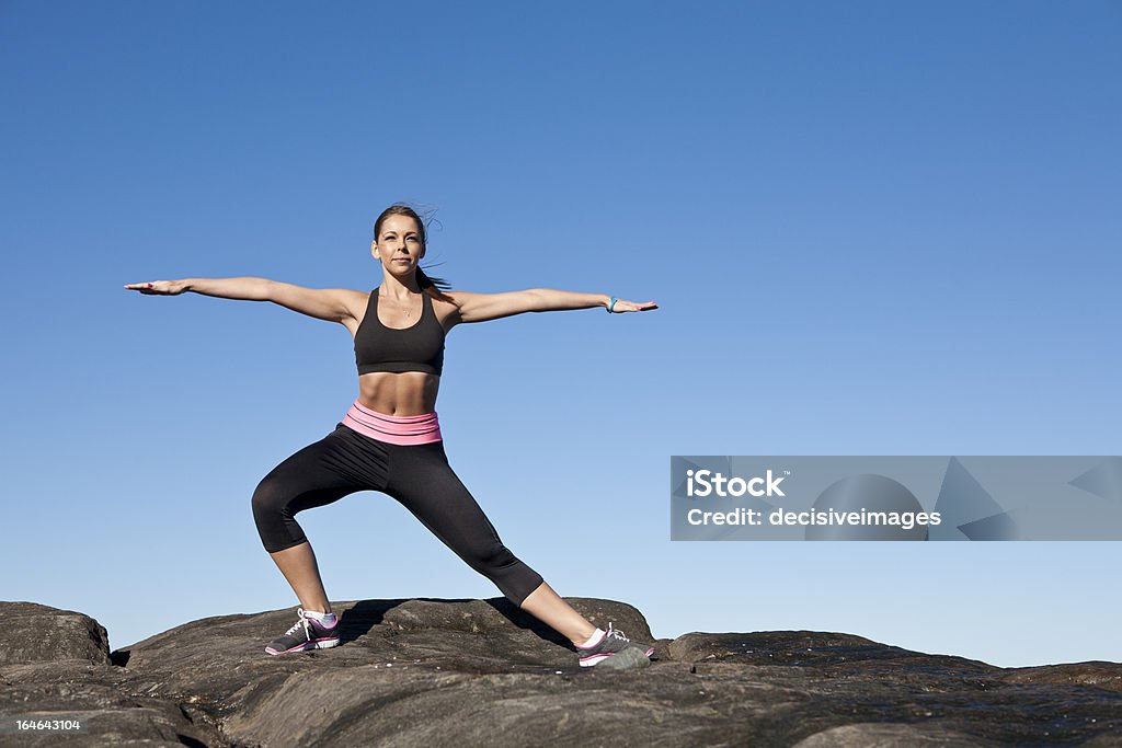 Yoga en el sol de mañana - Foto de stock de 25-29 años libre de derechos