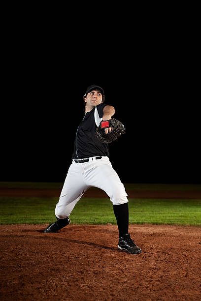 pitching (baseball-action aufnahme) auf die mound - baseball player flash stock-fotos und bilder