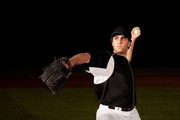 lanzador de béisbol acción (disparo) en mound - baseball player flash fotografías e imágenes de stock