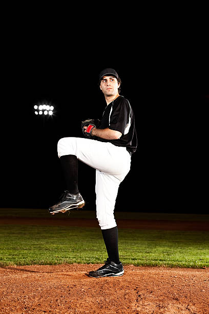 lanzador de béisbol acción (disparo) en mound - baseball player flash fotografías e imágenes de stock