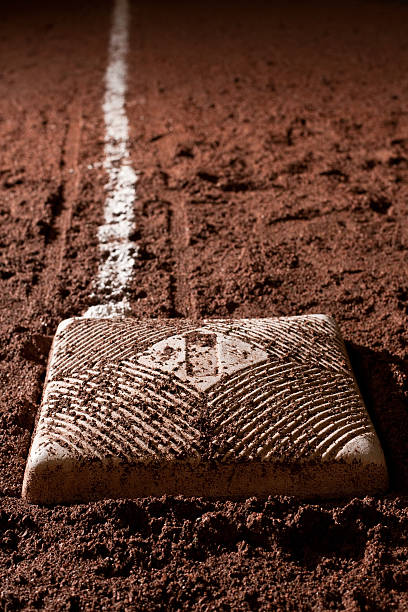 terrain de baseball de nuit - baseball diamond flash photos et images de collection