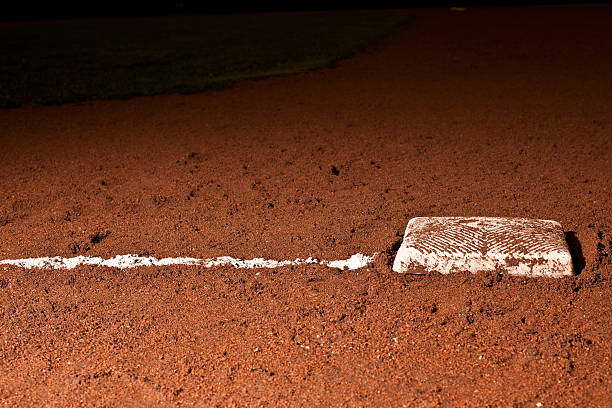 campo de basebol à noite - baseball diamond flash imagens e fotografias de stock