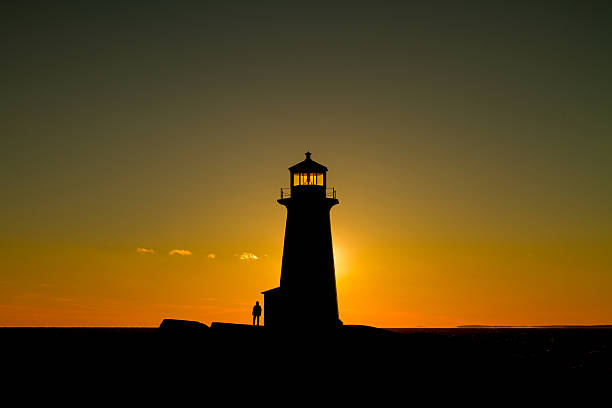 peggy's cove phare au coucher du soleil - lighthouse scenics winter peggys cove photos et images de collection