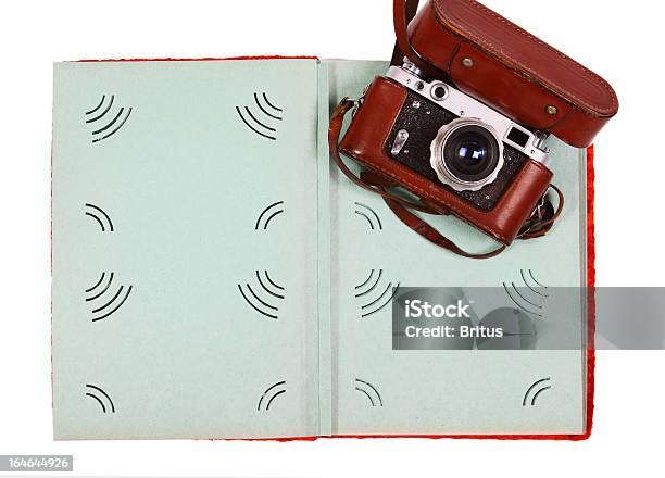 Vintage Câmera E Verde Álbum De Fotografia Isolado Em Fundo Branco - Fotografias de stock e mais imagens de Antigo