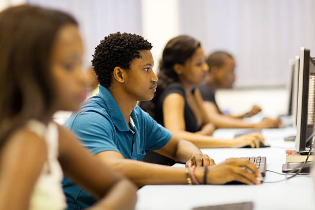 студентов африканского университета в компьютерной номер - компьютерный класс стоковые фото и изображения
