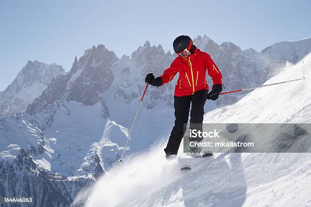 女性の前に山のスキー - 30代の女性のストックフォトや画像を多数ご用意 - 30代の女性, アルペンスキー, エクストリームスポーツ